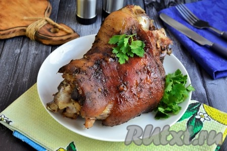 Свиная рулька, приготовленную в соевом соусе в мультиварке по этому рецепту, получается вкусной, нежной и сочной.