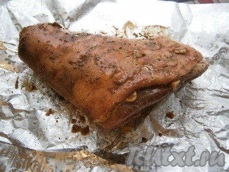 Щедро смазать рульку со всех сторон смесью горчицы и соевого соуса.
