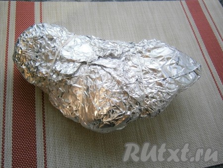 Плотно завернуть рульку в фольгу, перевязать толстой нитью (или шпагатом).