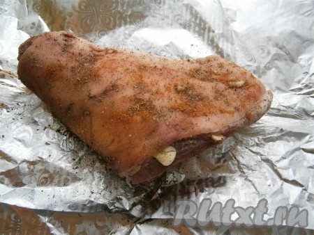 Натереть рульку со всех сторон солью и специями (в качестве специй я использовала итальянские травы и чёрный молотый перец), разместить её на листе фольги, сложенном вдвое-втрое.