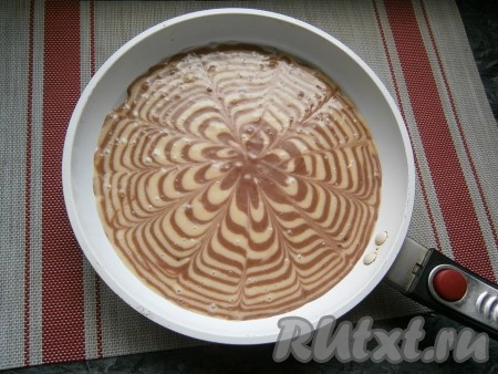 Выкладывать так тесто, чередуя, пока не закончится. По желанию, сверху нанести зубочисткой рисунок.
