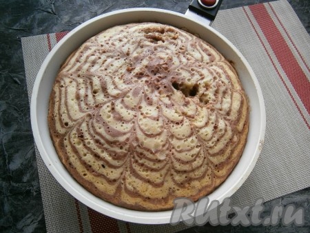 Поместить сковороду на самый маленький огонь, накрыть сковороду крышкой. Готовится пирог "Зебра" около 30-40 минут. Готовность можно проверить шпажкой или зубочисткой (при выходе из пирога она должна быть сухой). Пирог хорошо поднимается, именно поэтому сковороду лучше брать с высокими бортиками.