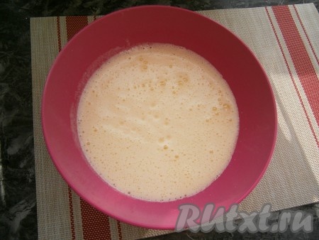 Взбить яйца миксером до пены, а затем, постепенно всыпая сахар, продолжать взбивать до пышной светлой массы (взбивать около 4-5 минут). Влить растительное масло и перемешать.
