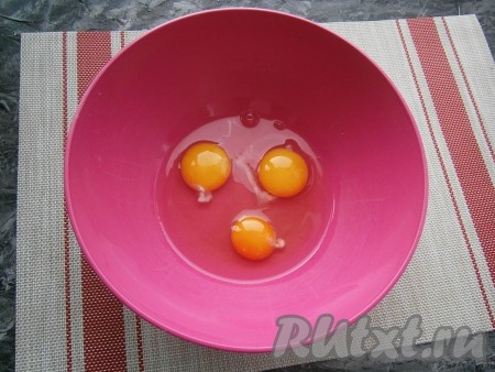 В миску разбить яйца, всыпать щепотку соли.