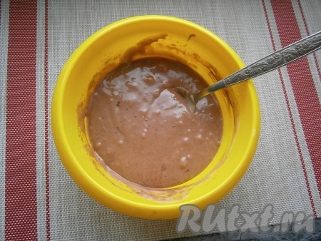 Тесто с какао тщательно перемешать (до однородного состояния). У нас получатся 2 вида теста: светлое и тёмное.
