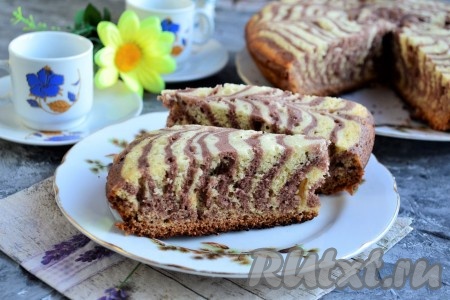 Простой и очень вкусный пирог "Зебра", приготовленный на сковороде, переложить на решётку, снять пергамент и дать остыть. После этого его можно нарезать на части и подать к чаю.