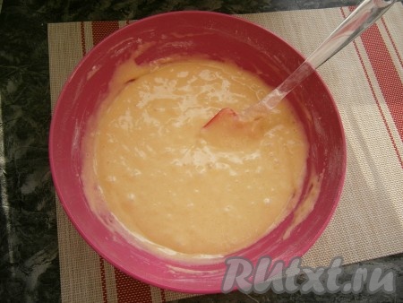 Замесить тесто, похожее на сметану средней густоты.
