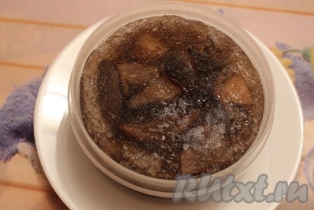 Грибы я замораживаю разными способами, тут предварительно отваренные в небольшом количестве воды и замороженные в контейнере с этим бульоном.