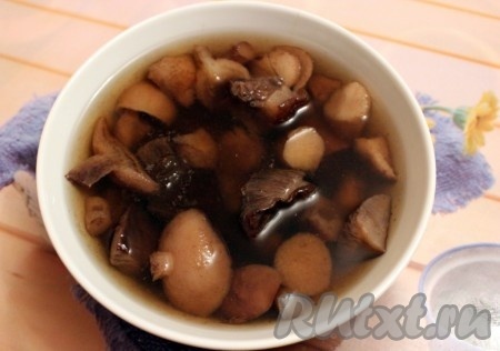 Разморозить грибы при комнатной температуре или в микроволновке в режиме "разморозка".