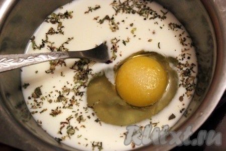 Приготовление теста для галушек. Соединить в мисочке молоко, яйцо, соль и ароматные прованские травы и перемешать.