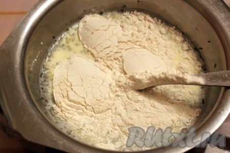 Затем нужно добавлять муку до консистенции теста по густоте, как на оладьи.