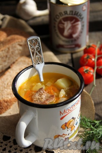 Вкусный, аппетитный, сытный рассольник, приготовленный с тушёнкой, солёными огурчиками и рисом, подать к столу. Это блюдо прекрасно разнообразит повседневное меню, попробуйте!