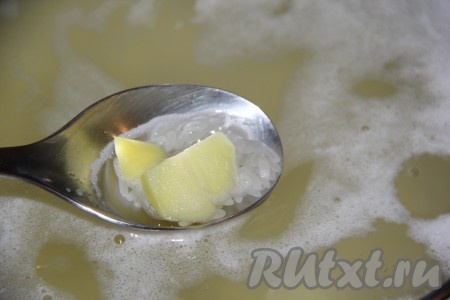 Как только вода с рисом закипит, добавить картофель, сновать дать воде закипеть, а затем, уменьшив огонь, варить 15 минут.
