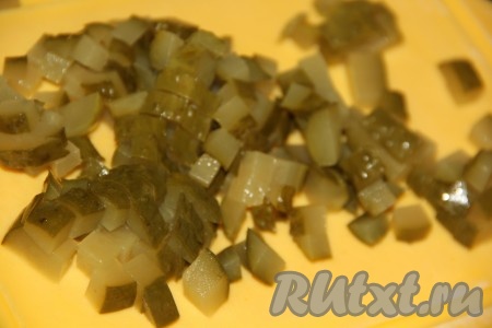 Солёные огурчики нарезать на средние кубики.
