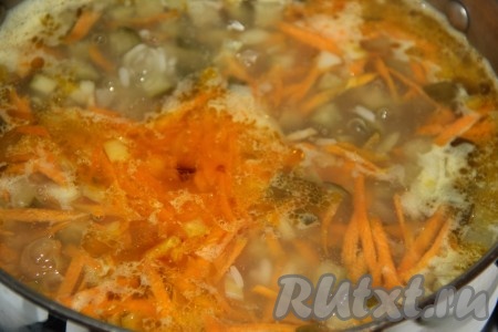 Обжаренные овощи выложить в рассольник с рисом и солёными огурцами.
