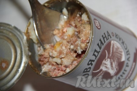 Вместе с обжаренными овощами выложить в суп и тушёнку.
