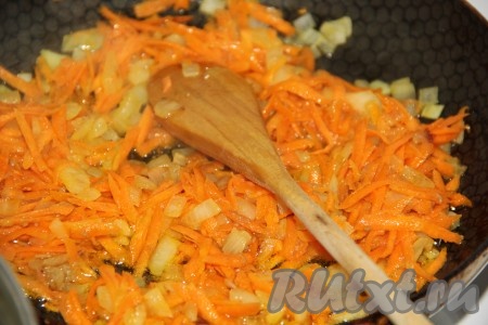 Овощи обжаривать минут 5, не забывая иногда перемешивать.
