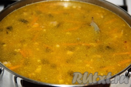 Всыпать по вкусу специи и соль, перемешать, дать рассольнику с тушёнкой и рисом закипеть, а затем проварить на медленном огне минут 5-7. После этого снять с огня и дать супу настояться под закрытой крышкой минут 10.&nbsp;
