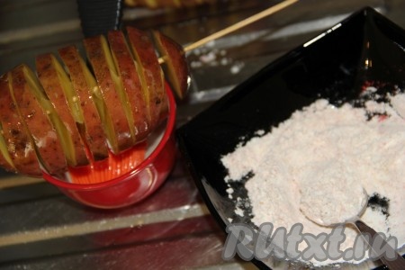 Смазать картофель растопленным маслом.&nbsp;
