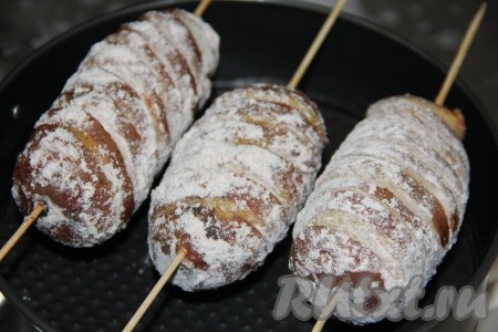 Теперь нужно разместить картофель в подвешенном состоянии. Я использовала бортики от разъемной формы. В таком виде поместить картофель в разогретую духовку.
