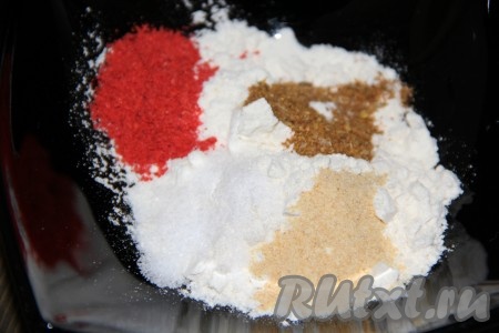 Соединить муку, соль, паприку, сушёный чеснок, специи для картофеля, перемешать.
