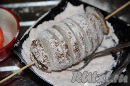 Затем тщательно обсыпать картофель мукой со специями.
