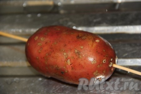 Я готовила картошку вместе с кожурой, поэтому предварительно хорошо вымыла клубни. Вы же можете очистить картофель от кожуры. Проткнуть каждую подготовленную картофелину (хорошо вымытую или очищенную от кожуры) деревянной шпажкой.