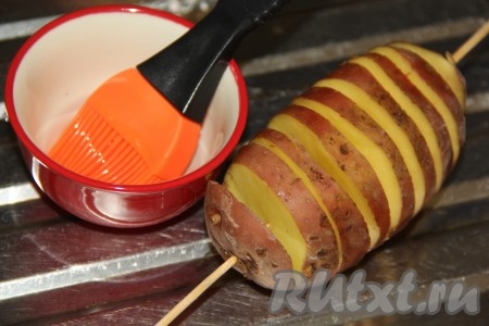 С одного конца картофелины острым ножом прорезать картошину до деревянной шпажки. Затем, прокручивая картошину на шпажке, разрезать её, формируя спираль, удерживая нож под небольшим углом. Старайтесь, чтобы ширина витков спирали была, примерно, одинаковой. Получившуюся спираль слегка растянуть на шпажке. Сливочное масло растопить.
