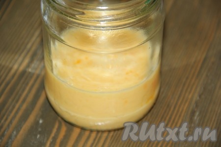 Банку смазать внутри растительным маслом и влить яично-молочную смесь.
