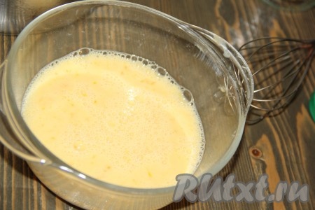 Слегка взбить венчиком яйца с солью и молоком (до однородного состояния).
