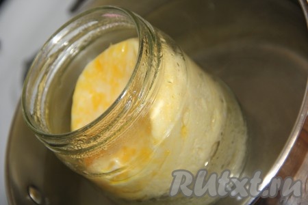 Как только вода в кастрюле закипит, убавить огонь и готовить омлет в банке на среднем огне 25 минут, крышку банки не открывать. Поверхность омлета должна схватиться и не должно остаться сырого яйца.
