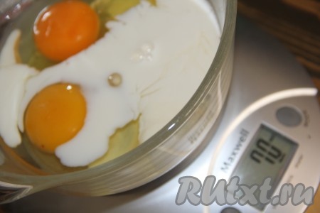 Влить молоко.