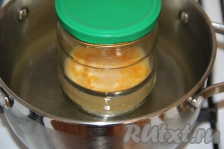 Поставить банку в кастрюлю. Влить в кастрюлю с банкой воду комнатной температуры. Вода должна быть чуть выше границы яичной массы. Прикрыть банку крышкой и поставить на огонь.