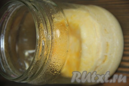 Готовый омлет достать из кастрюли и аккуратно переложить на тарелку. Омлет слегка осядет, но останется пышным и пористым.