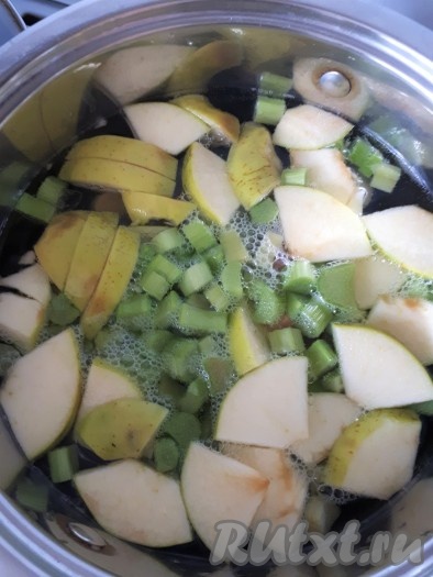 Воду довести до кипения. В кипящую воду положить сахар, ревень и яблоко, вновь довести до кипения, а затем варить компот 5 минут на небольшом огне.
