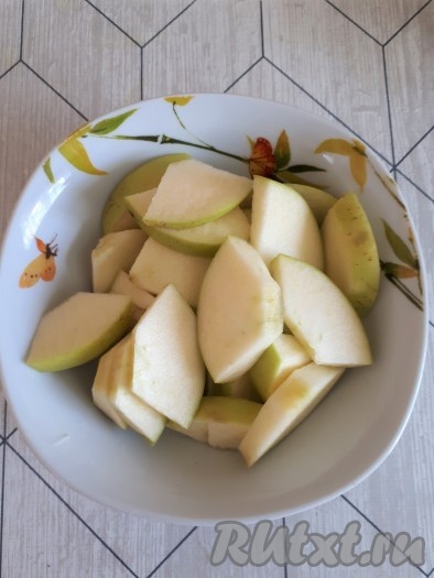 Яблоко нарезать на дольки, удалив сердцевину.
