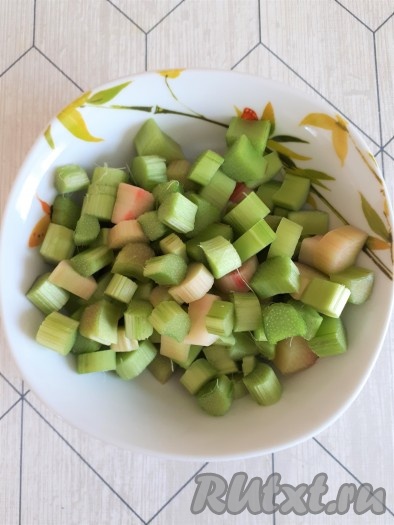 Стебли ревеня тщательно промыть, очистить от кожицы, а затем нарезать на небольшие кусочки.