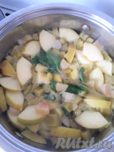 Добавить мяту, снять компот с огня и дать ему немного настояться.
