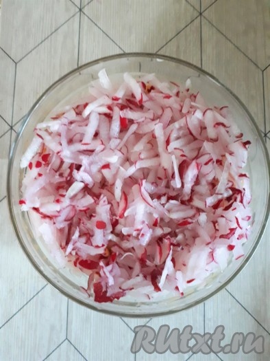 Сверху натереть на крупной тёрке редис.
