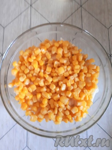 Следующий слой - консервированная кукуруза без жидкости. Её следует немного посолить и смазать слегка майонезом.
