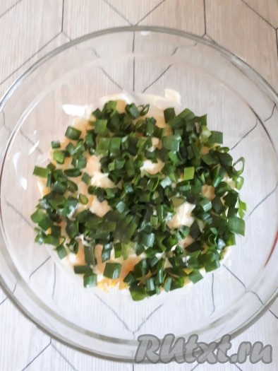 Зелёный лук мелко нарезать, выложить следующим слоем.
