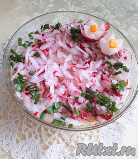 Салат с редисом, кукурузой, яйцами и сыром готов. Осталось лишь его украсить. Для этого лучше всего использовать продукты, которые входят в состав салата. Я посыпала зелёным луком и украсила редиской. Слоёный салат из редиски с кукурузой сразу готов к употреблению, он не требует настаивания, как большинство слоёных салатов.
