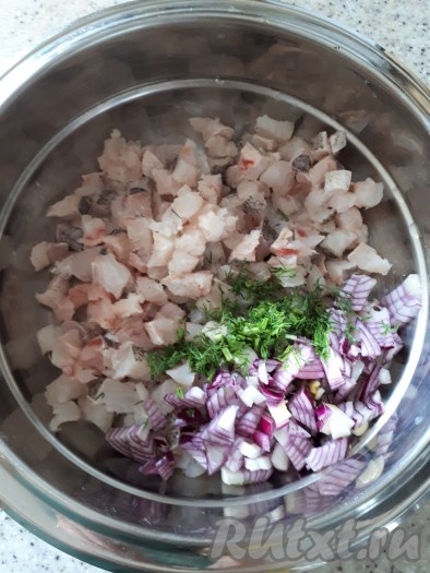 Укроп измельчить. Сложить в миску нарезанное филе, лук и укроп.
