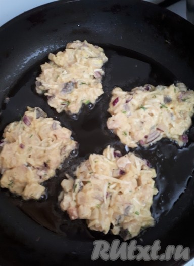 Тщательно перемешать получившуюся массу и оставить на 30 минут. На сковороде раскалить растительное масло, столовой ложкой выкладывать порции рыбной массы, формируя котлетки, и обжарить на среднем огне с двух сторон до румяной корочки.