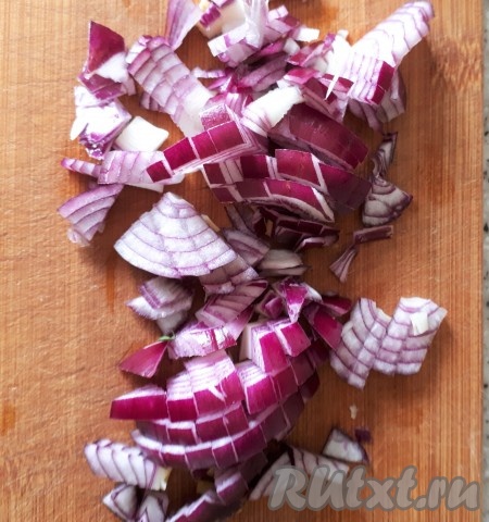 Почистить репчатый лук, а затем мелко нарезать.
