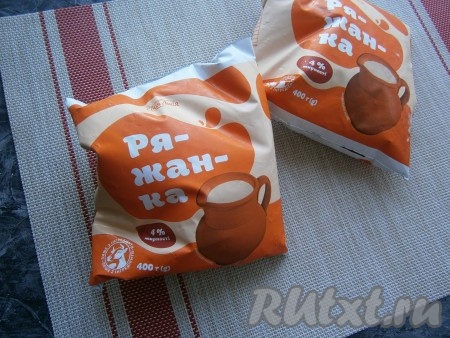 Для приготовления творожного сыра нужно с вечера пакеты с ряженкой поместить в морозилку, а утром достать уже замёрзший напиток.
