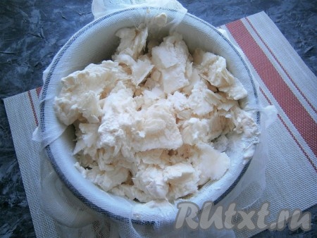 Ложкой (или ножом) раздробить замёрзшую ряженку на кусочки и оставить до полного размораживания (продолжительность размораживания зависит от температуры воздуха в помещении).
