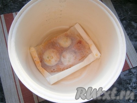 Расположить конверт с филе тилапии в чаше мультиварки, закрыть крышку мультиварки и выставить режим "Выпечка" на 40 минут.
