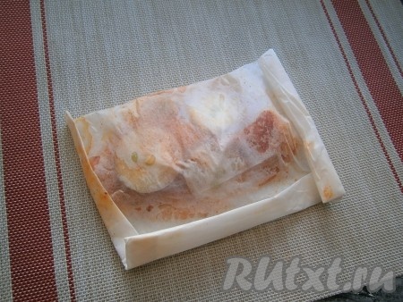 Завернуть рыбное филе с луком в пергамент, края которого тщательно подогнуть (рыбка должна быть, как в конверте).
