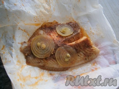 Через 20 минут пергамент с рыбой нужно перевернуть. Готовую рыбку развернуть.
